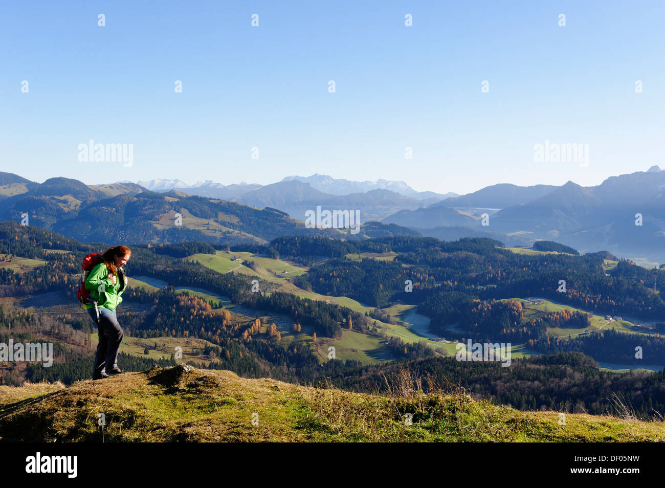 Escursionista con viste dalla montagna Kranzhorn verso il Loferer Steinberge e montagne Zahmer Kaiser mountain, Inntal, Kranzhorn Foto Stock
