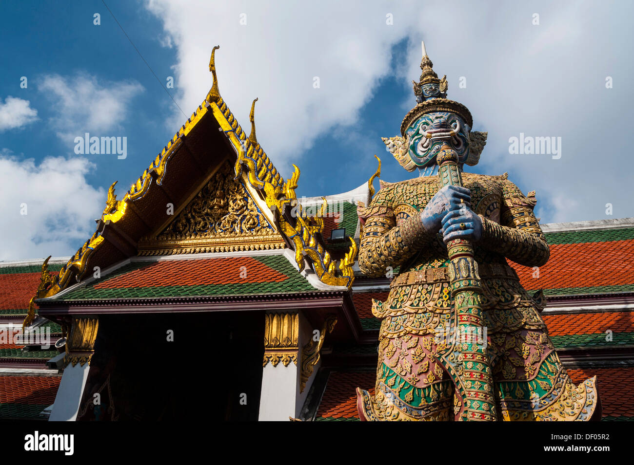 Custode demoniaca figura, Wat Phra Kaeo o il Tempio del Budda di smeraldo e Gran Palazzo o il Palazzo Reale di Bangkok, Tailandia, Asia Foto Stock