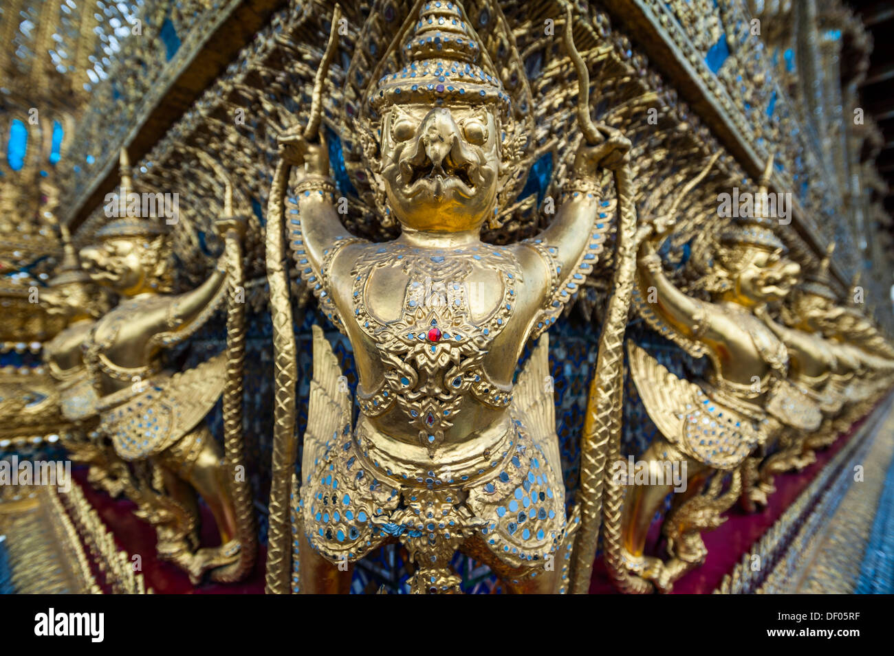 Garuda, bird-come la mitica creatura, Wat Phra Kaeo, Grand Palace o Palazzo Reale di Bangkok, Tailandia, Asia Foto Stock