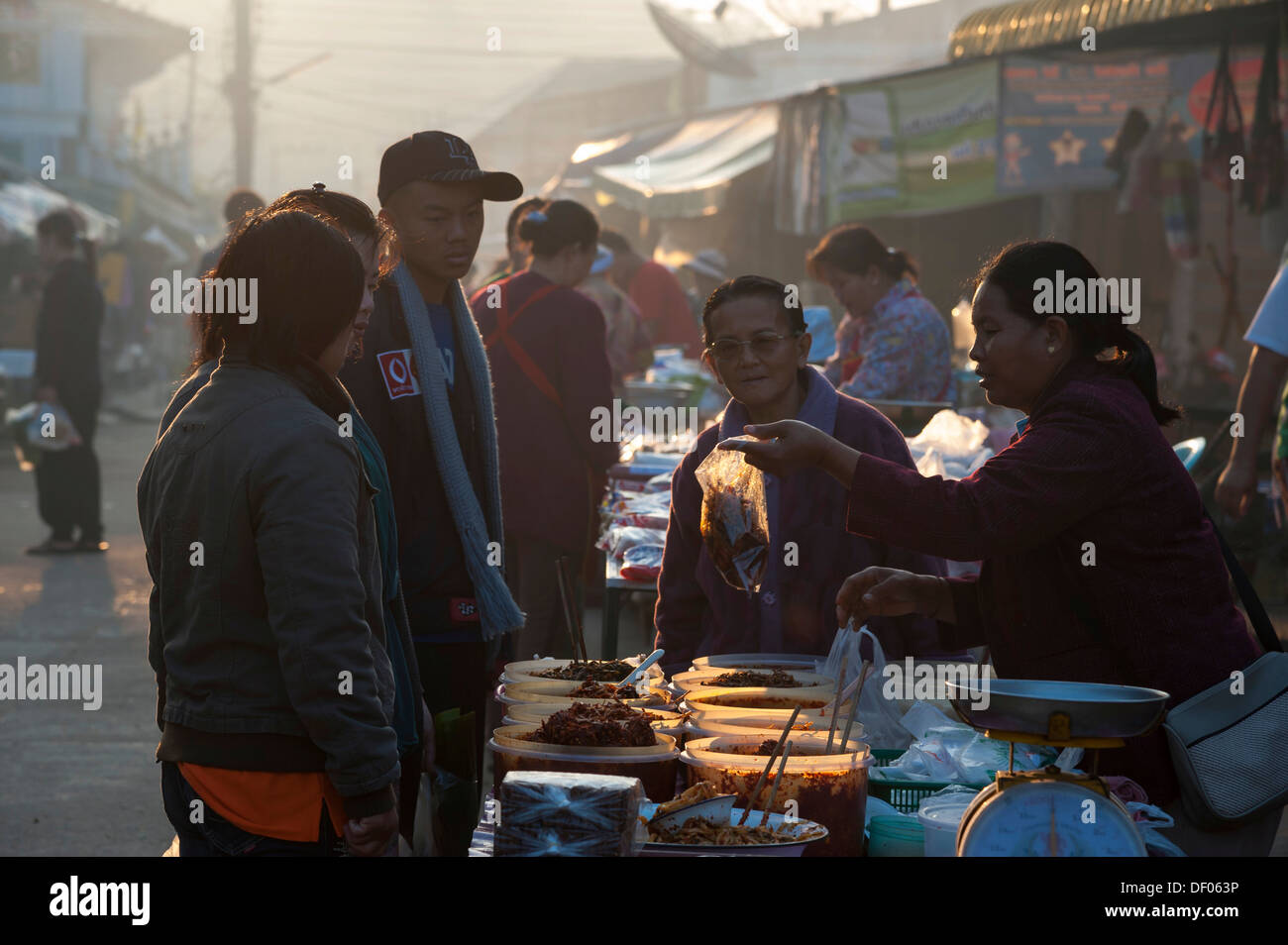 Pressione di stallo di cibo in un mercato, Bin Hin Taek o Therd tailandese o Thoed Thai, Thailandia del Nord della Thailandia, Asia Foto Stock