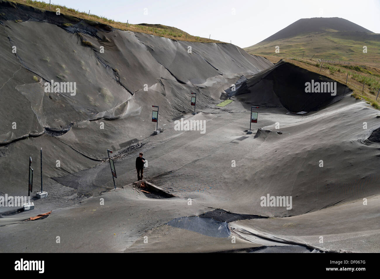 Scavi in un campo di lava, case distrutte coperto con teli di plastica, Pompei del progetto nord, città di Vestmannaeyjar Foto Stock