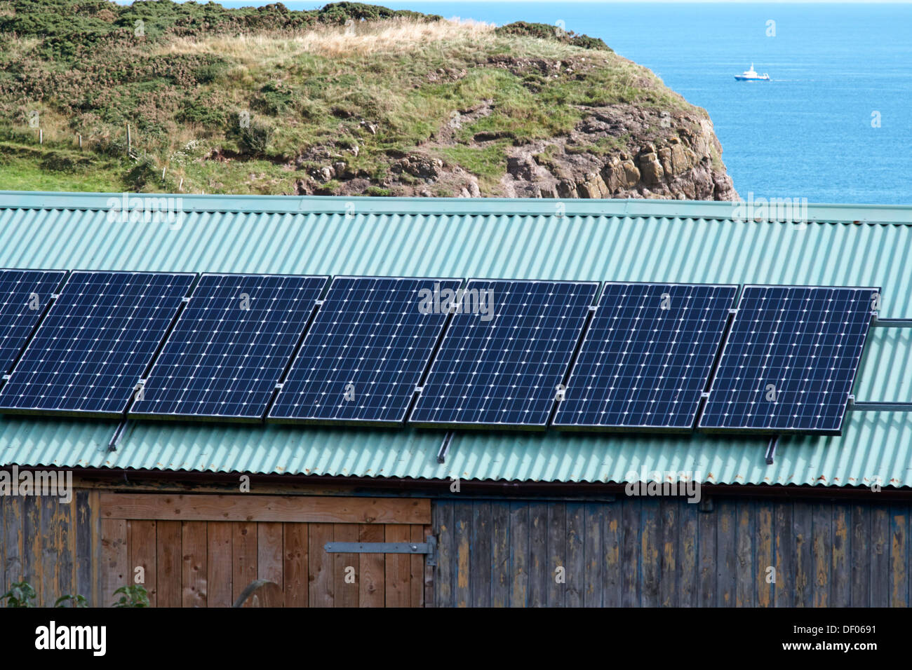 Banca di pannelli solari alimentazione remota fattoria rurale in Irlanda del Nord Foto Stock