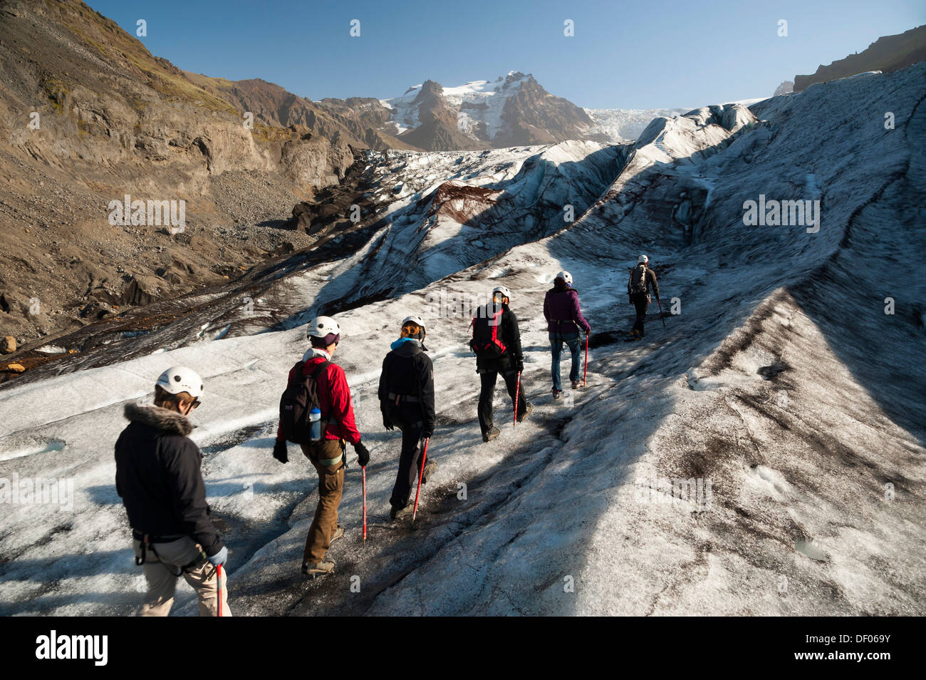 Un gruppo di turisti escursioni, Svinafellsjoekull lingua del ghiacciaio, Skaftafell National Park, Austurland, orientale, Islanda Islanda Foto Stock