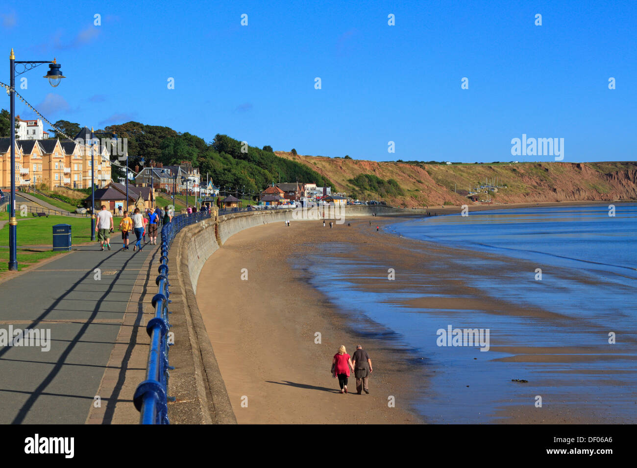 Il lungomare e la spiaggia a Filey, North Yorkshire, Inghilterra, Regno Unito. Foto Stock