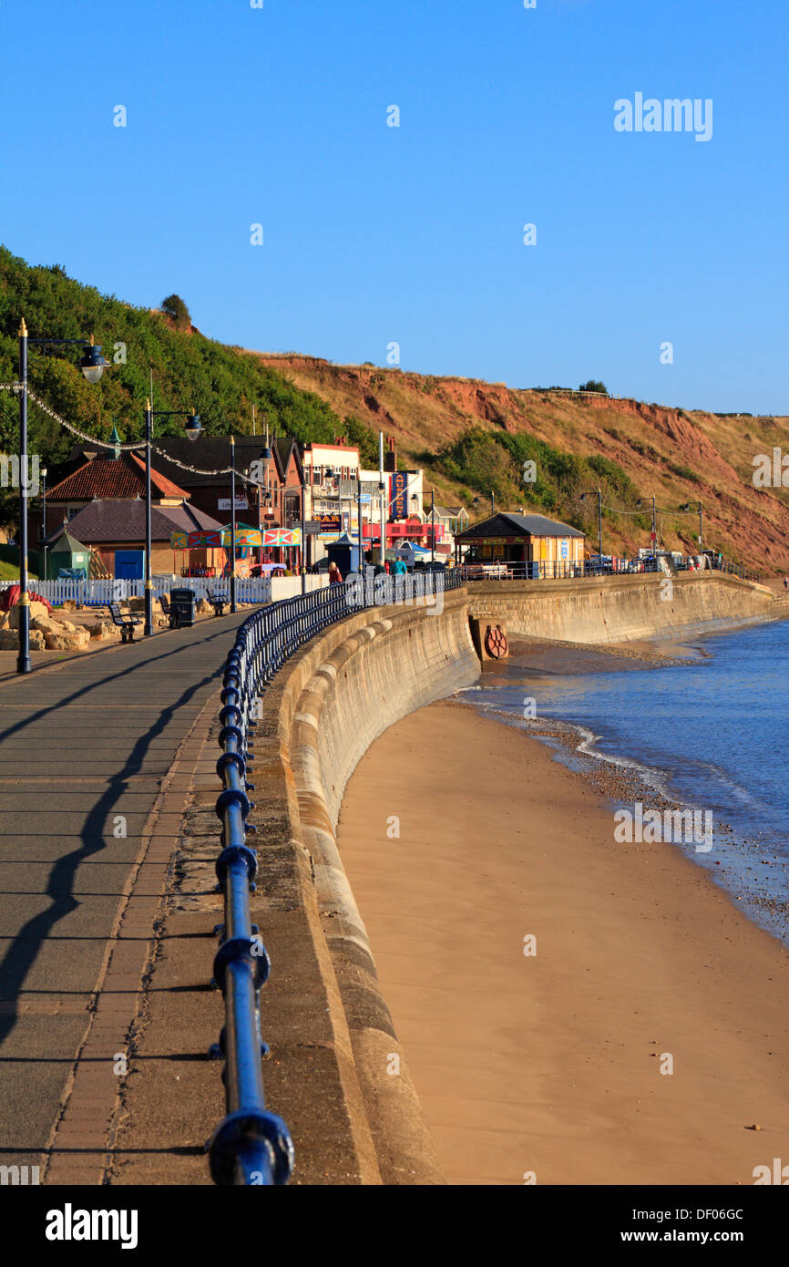 Il lungomare e la spiaggia a Filey, North Yorkshire, Inghilterra, Regno Unito. Foto Stock