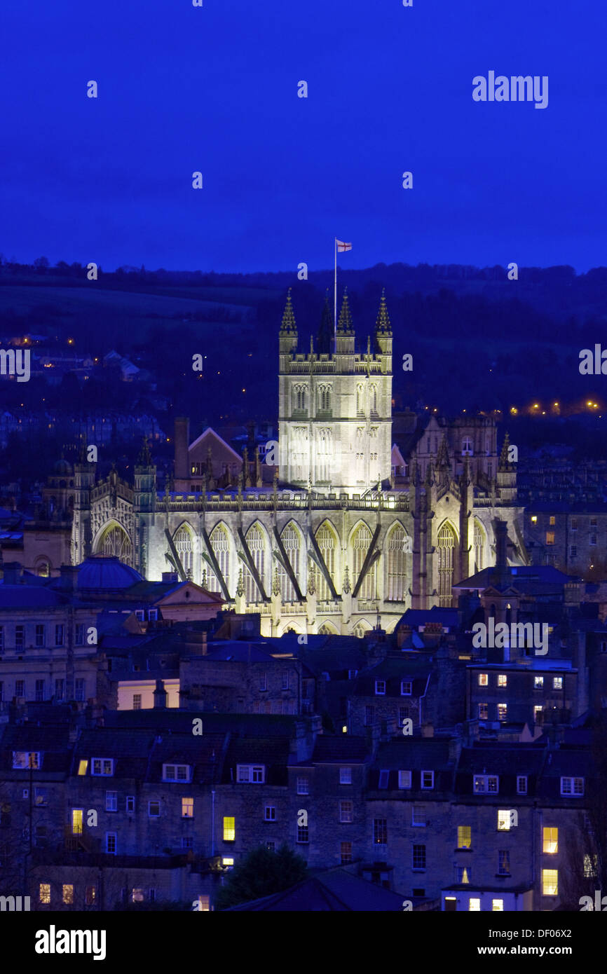 Abbazia di Bath di notte, presa da un punto di vista elevato Foto Stock