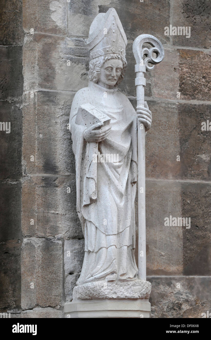 La statua di un santo all'ingresso della Santa Croce Minster Cathedral, Schwaebisch Gmuend, Baden-Wuerttemberg Foto Stock