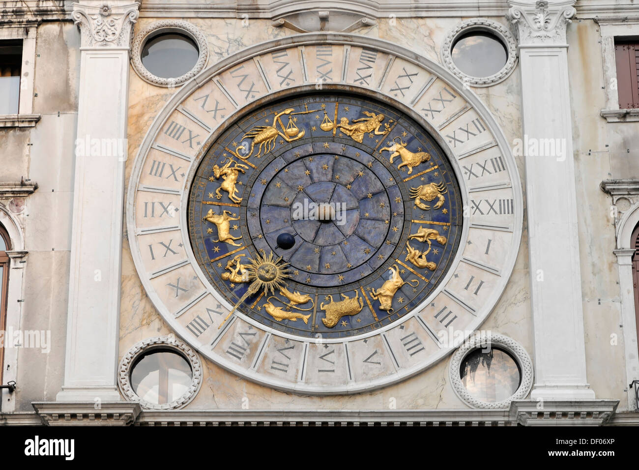 Orologio solare con segni zodiacali, la Basilica di San Marco, Piazza San Marco, Venezia, Italia e Europa Foto Stock