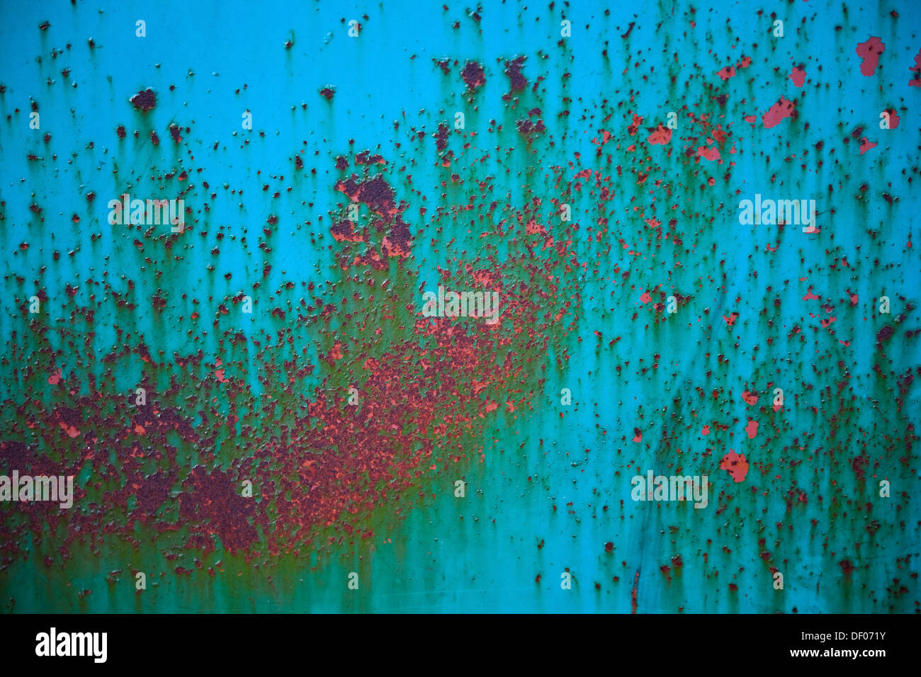 Close-up di luminosi rosso ruggine sul lato di un aqua marine barca colorata, la profondità di campo Foto Stock