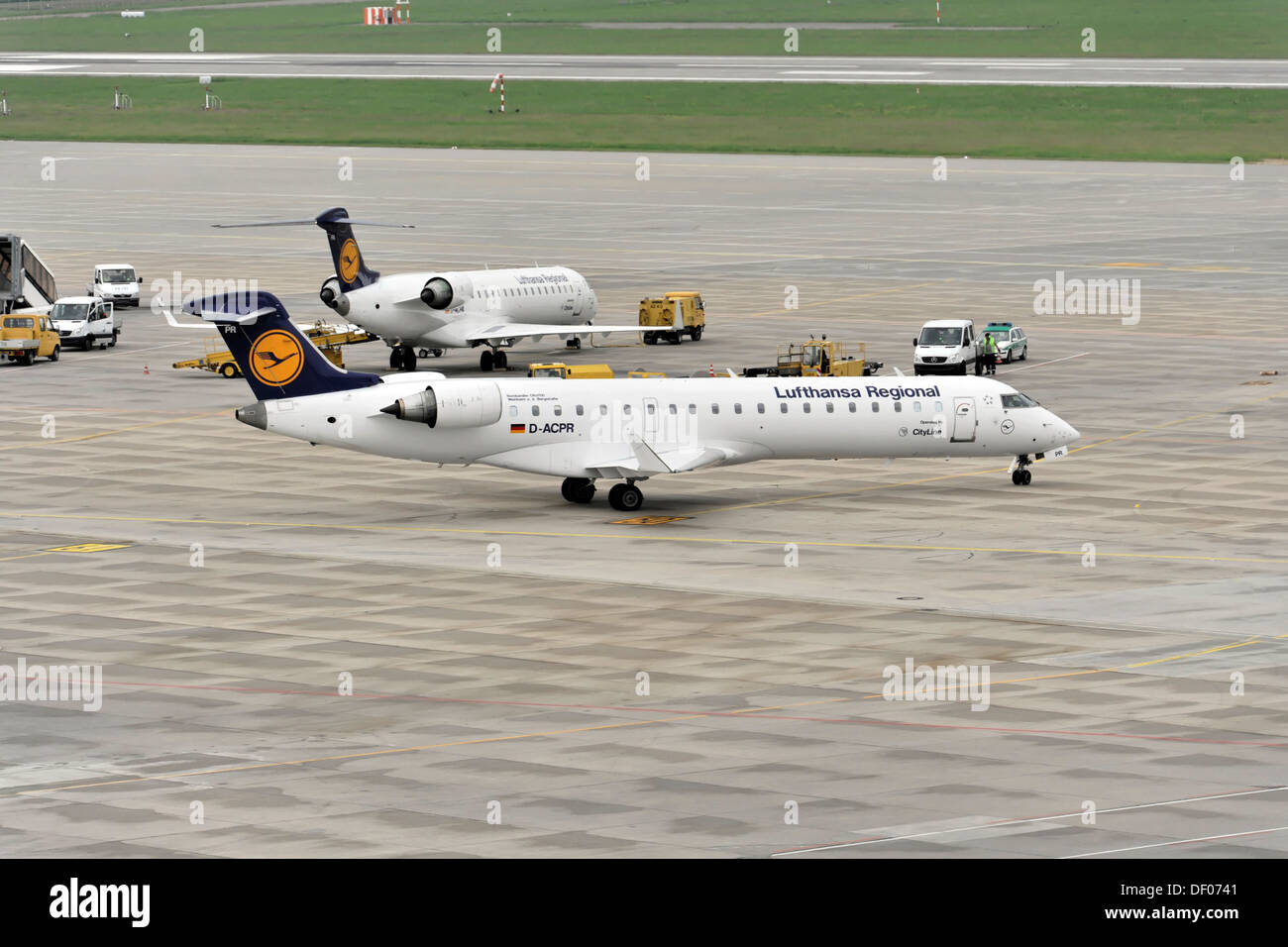 D-ACPR Lufthansa Regional City Line Candair Regional Jet CRJ701ER, prima del decollo, aeroporto di Stoccarda Stoccarda Foto Stock