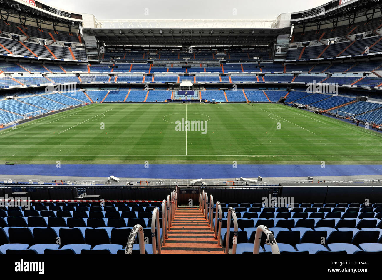 Estadio Santiago Bernabeu stadio di calcio del calcio spagnolo club Real  Madrid, 80, 354 posti a sedere, Madrid, Spagna, Europa Foto stock - Alamy