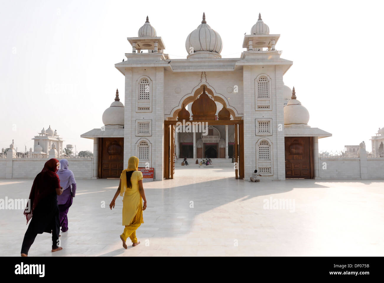 Jai Gurudev tempio, noto anche come Naam yog Sadhna Mandir, vicino a Mathura, Uttar Pradesh, India settentrionale, Asia Foto Stock