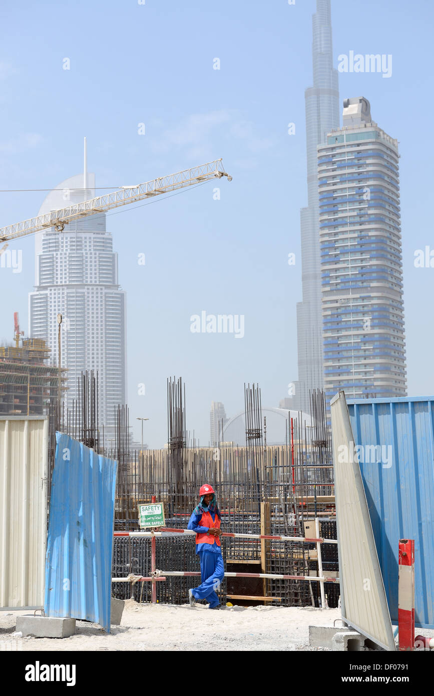Un lavoratore sul sito in costruzione a Dubai down town Foto Stock