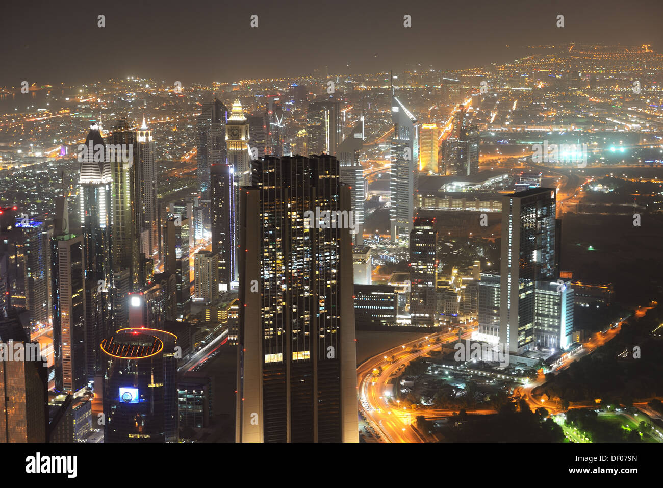 Vista notturna sulla città di Dubai, UAE Foto Stock