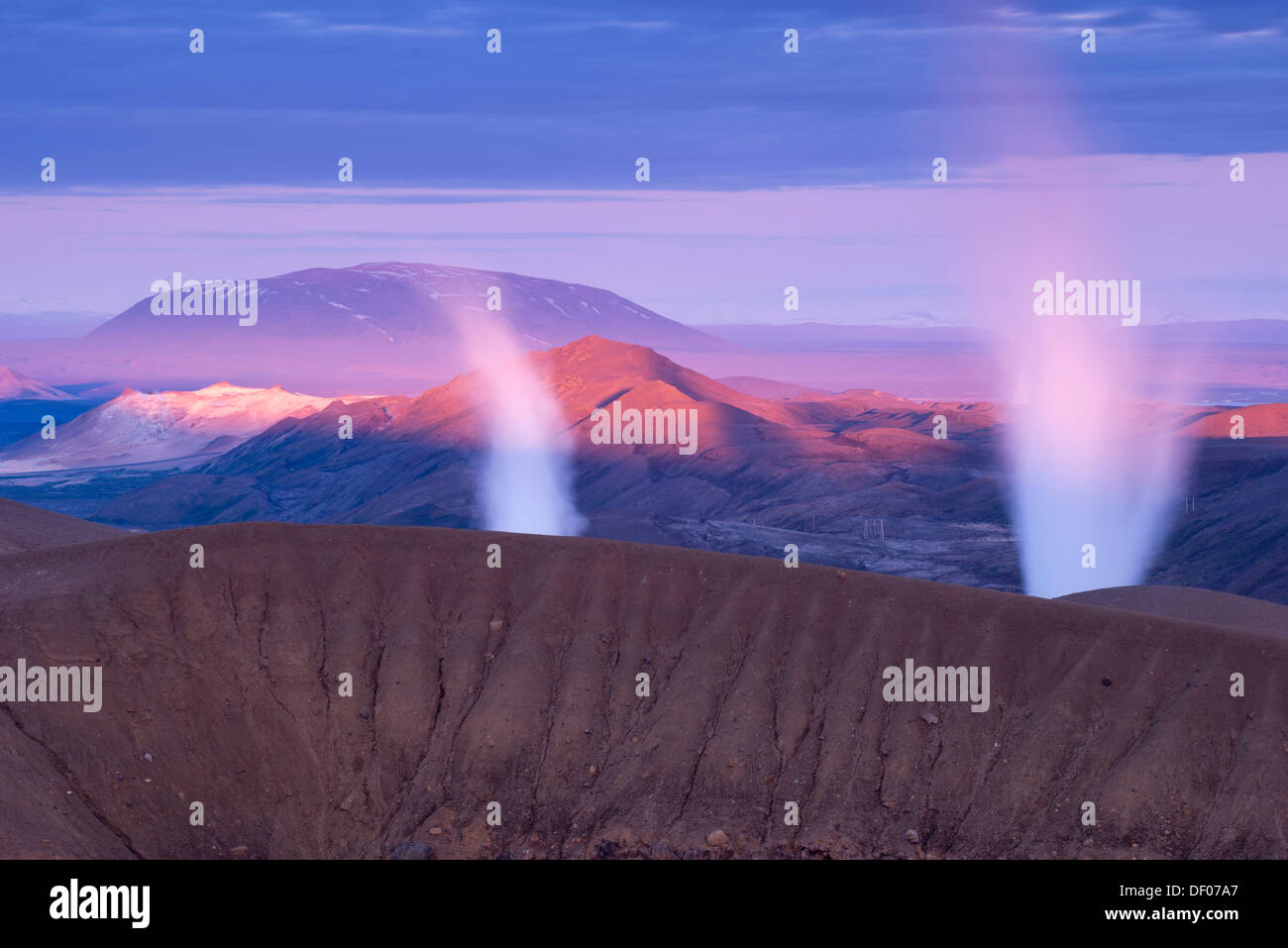 Vulcano Krafla, riva del lago Víti, il vapore da una centrale geotermica, area Mývatn, Norðurland eystra Foto Stock