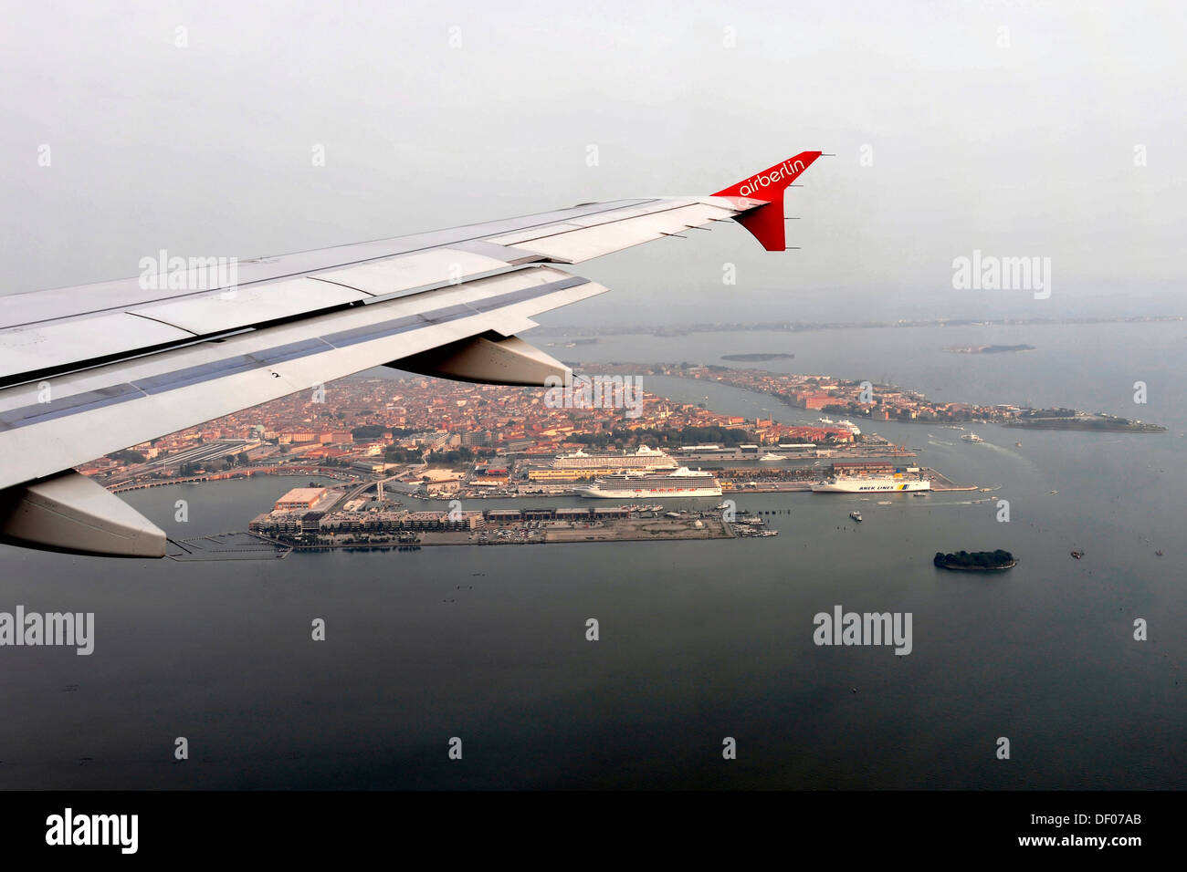 Ala destra, Airbus A319, Air Berlin volo, avvicinando Venezia, Veneto, Italia, Europa Foto Stock
