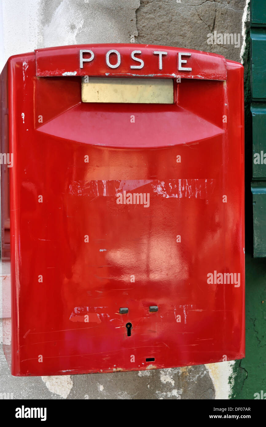 Red letter box, Burano, Venezia, Veneto, Italia Foto Stock