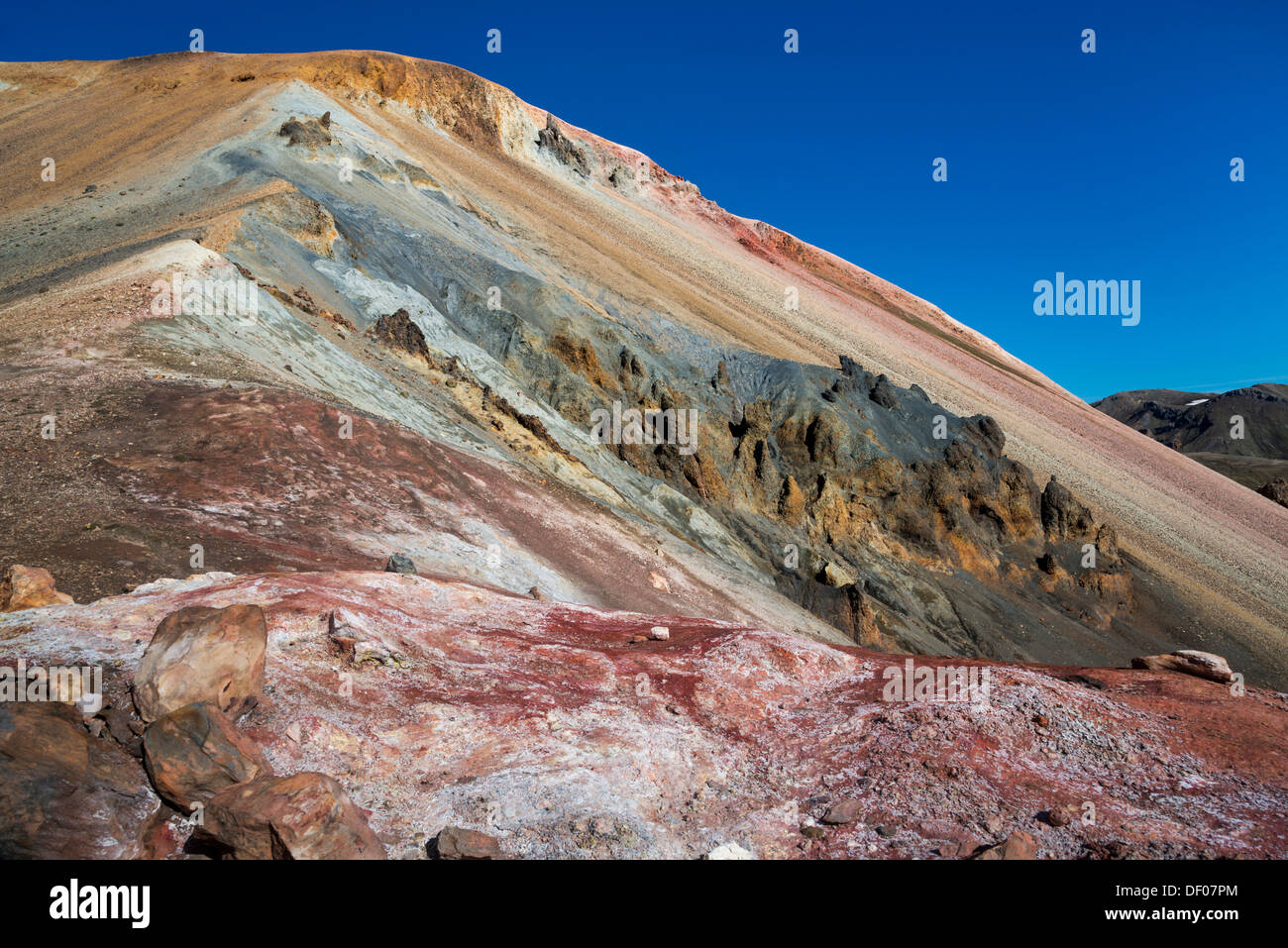 Campo di minerali, depositi di ferro, Brennisteinsalda vulcano con il Laugahraun campo di lava riolitica, montagne, Landmannalaugar Foto Stock