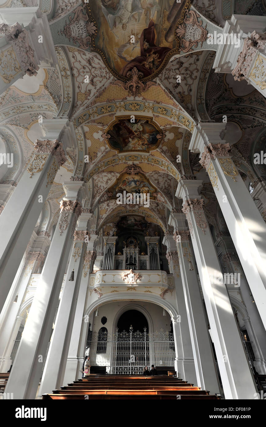 Organo e affreschi sul soffitto, Heilig-Geist-Kirche, della chiesa dello Spirito Santo, Viktualienmarkt, Monaco di Baviera Foto Stock