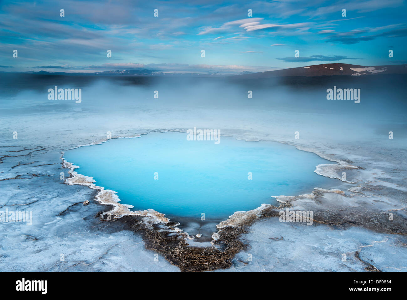 Acqua blu piscina, Bláhver primavera calda, Hveravellir ad alta temperatura o regione geotermica, altopiani, Islanda, Europa Foto Stock