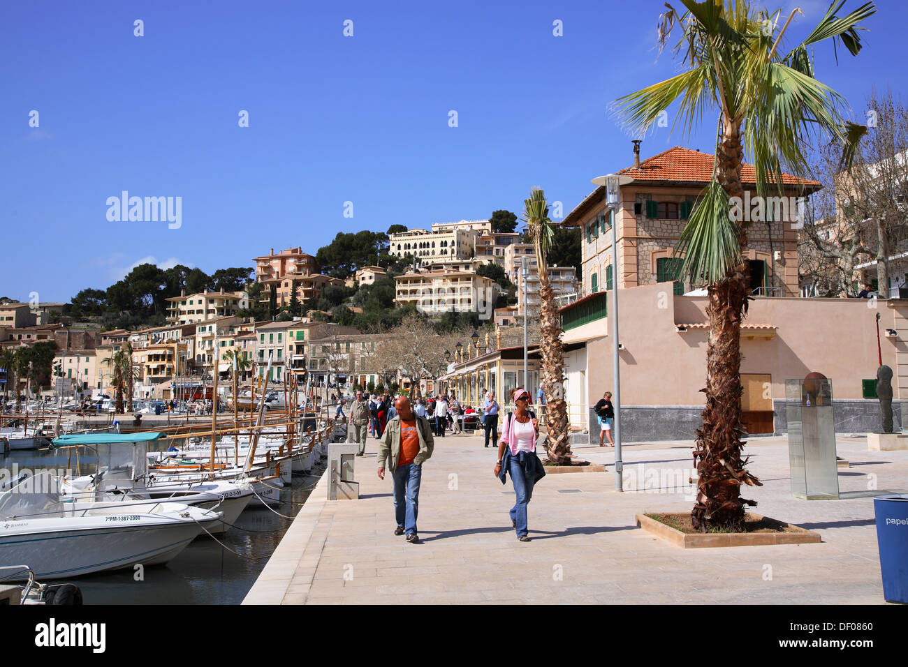 Passeggiata al Porto Porto di Soller Maiorca, isole Baleari, Spagna Foto Stock