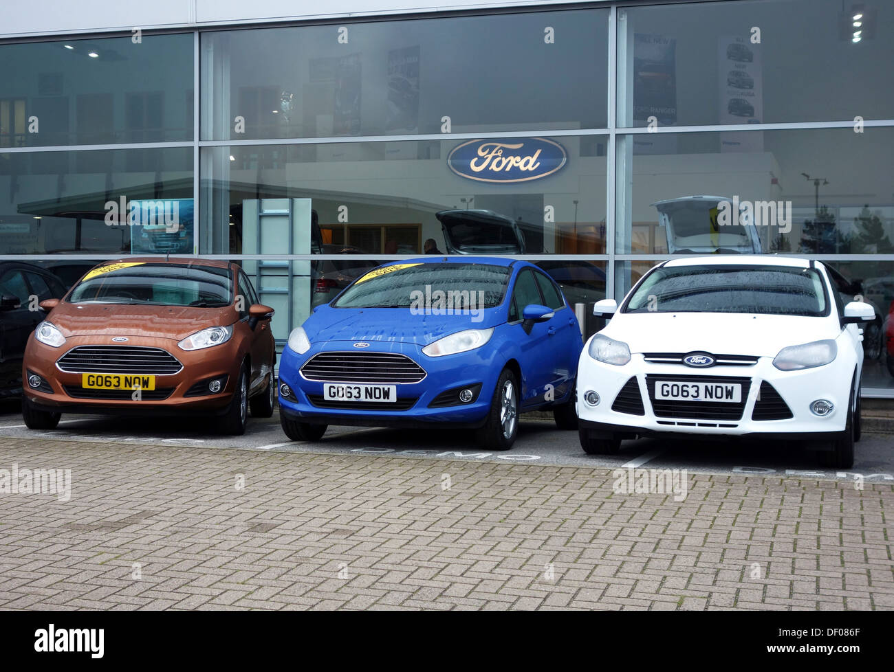 Auto nuove in vendita presso una concessionaria Ford in Cornwall, Regno Unito Foto Stock