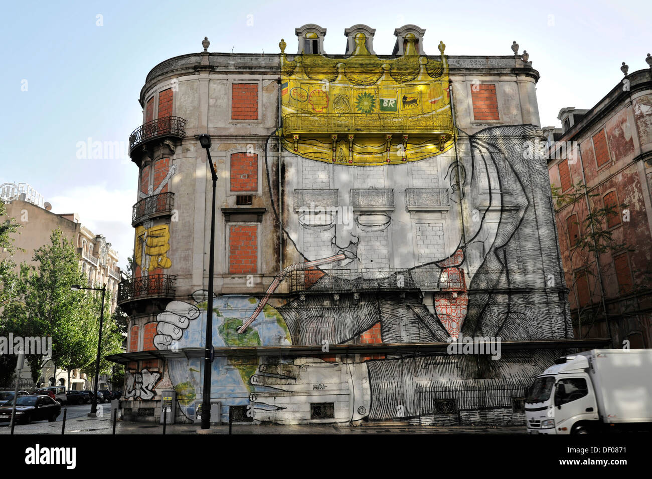 Graffiti, murale, su una facciata, situato nei pressi di Praça Marques de Pombal, Lisbona, Portogallo, Europa Foto Stock