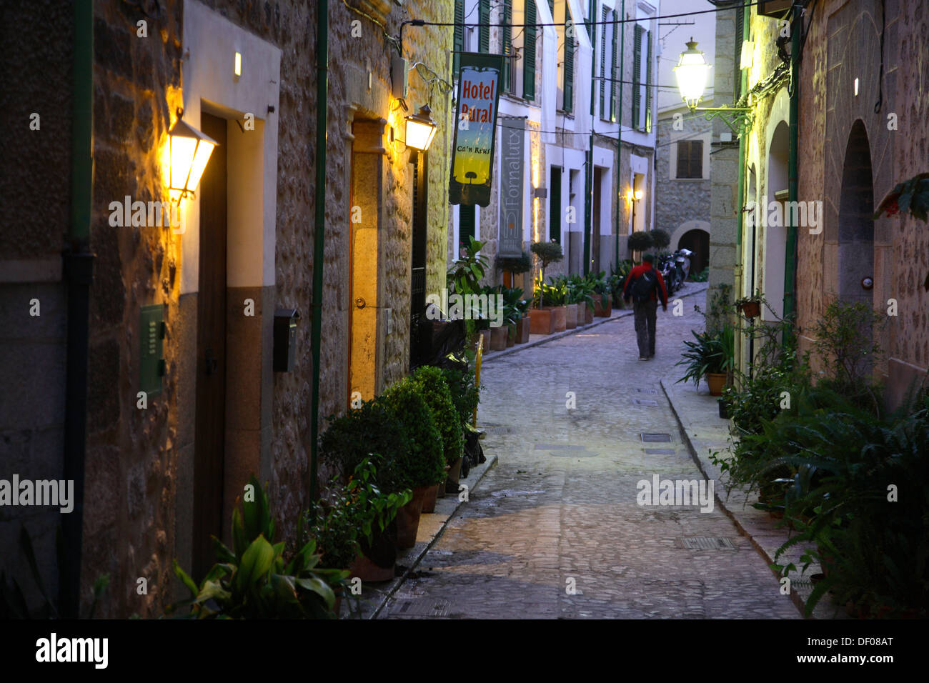 Smal street presso il Village Fornalutx vicino a Soller Maiorca, isole Baleari, Spagna Foto Stock