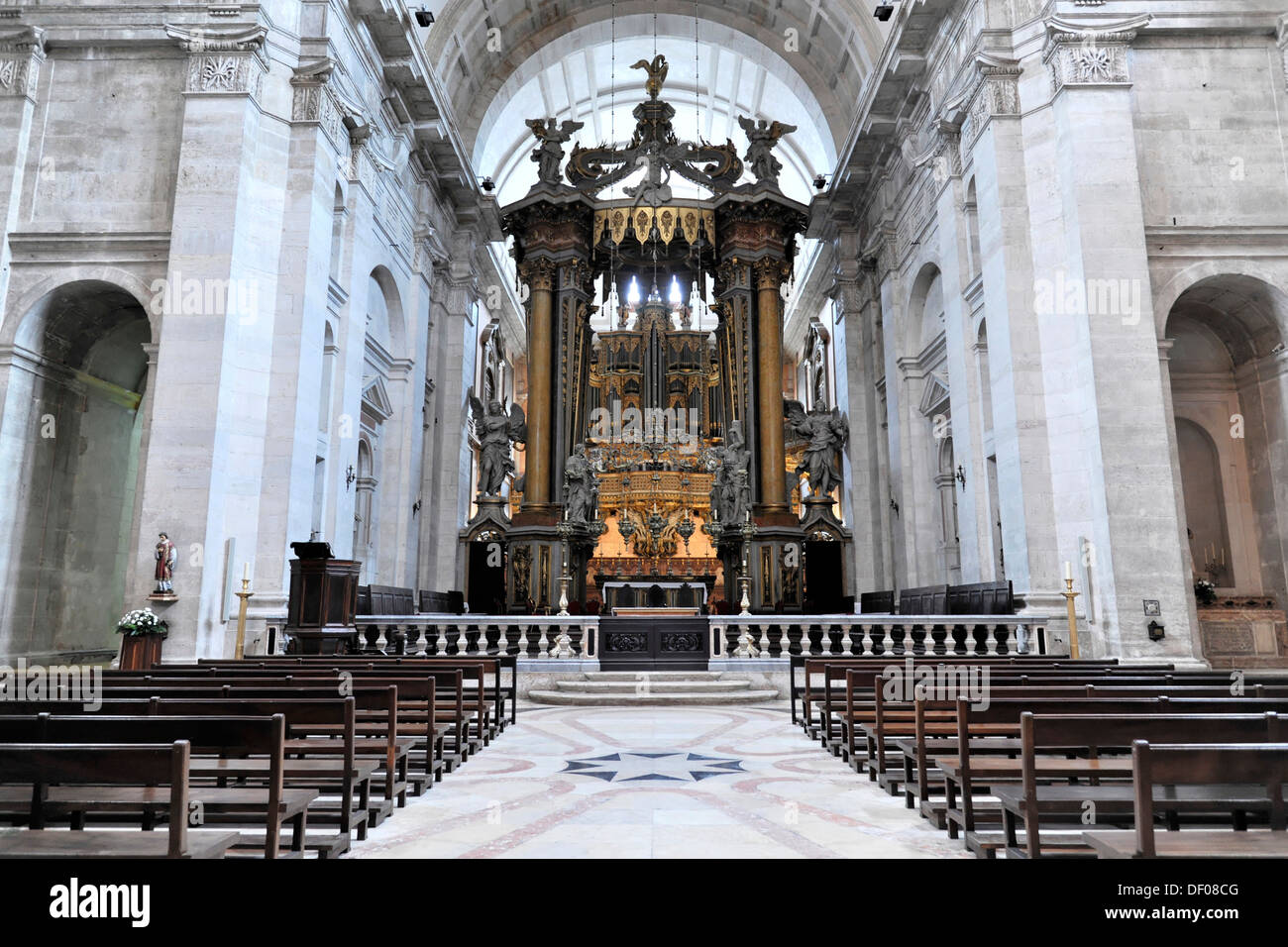 Vista interna, Altare, altare maggiore barocco di Machado de Castro, Sao Vicente de Fora monastero, costruito fino al 1624, old town Foto Stock