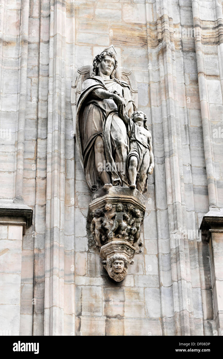 Scultura sulla facciata del Duomo di Milano e il Duomo di Milano, costruzione iniziare 1386, completamento 1858, Milan, Milano, Lombardia Foto Stock