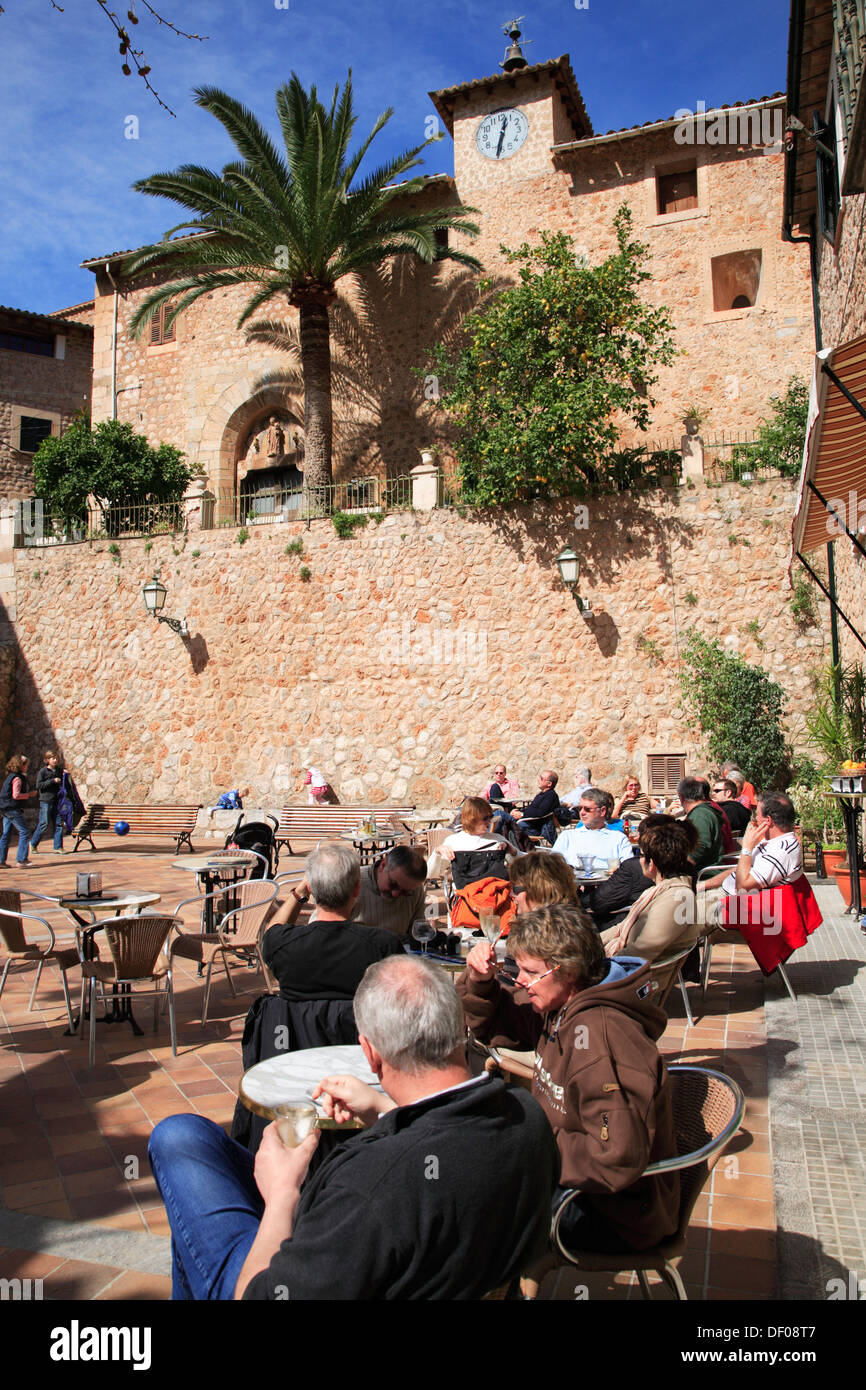 Piazza di villaggio Fornalutx vicino a Soller Maiorca, isole Baleari, Spagna Foto Stock