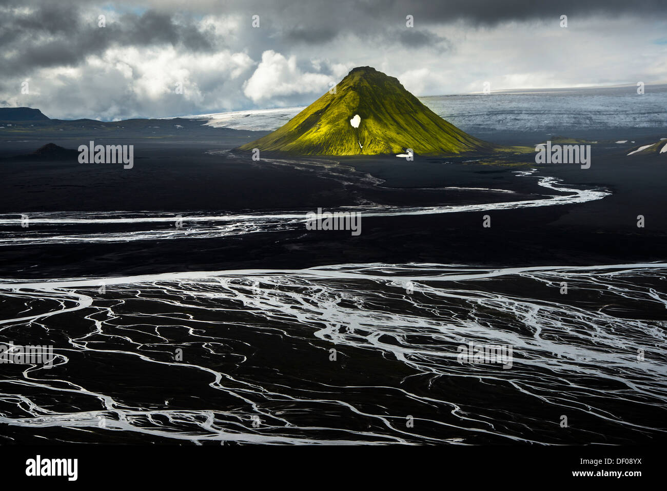 Vista aerea, moss-coperto Maelifell Mountain, nero sabbia del deserto Maelifellssandur, sandur dilavamento plain, islandese Highlands Foto Stock