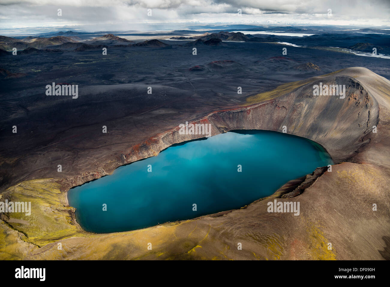 Vista aerea, Hnausapollur Crater Lake o vulcano Caldera, noto anche come Bláhylur o Litlavíti, Landmannalaugar Foto Stock