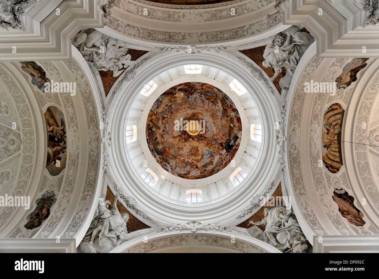 Cupola barocca, stucchi e soffitto affrescato da Cosmas Damian Asam, Basilica di San Martino a Weingarten, Baden-Wuerttemberg Foto Stock