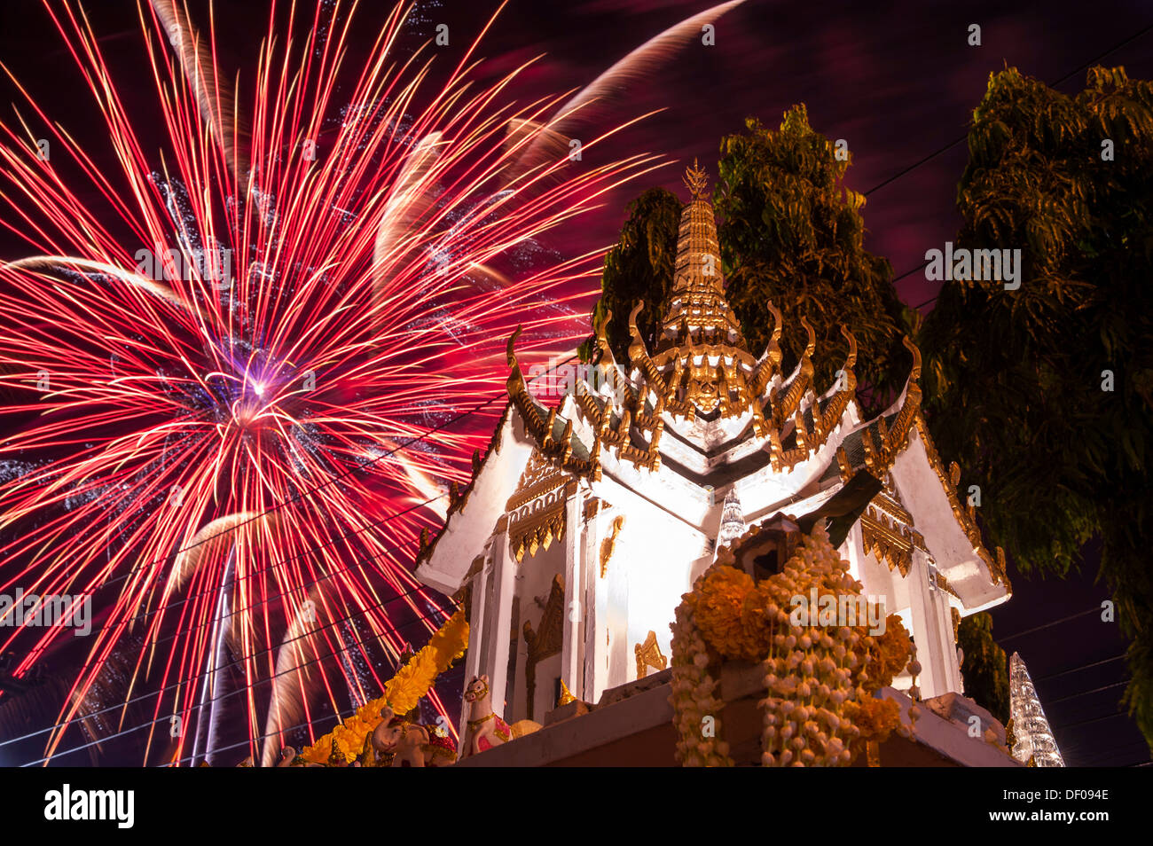 Fuochi d'artificio dietro un tempio buddista, Loi krathong o Loy Gratong Festival, Chiang Mai, Thailandia del Nord della Thailandia, Asia Foto Stock