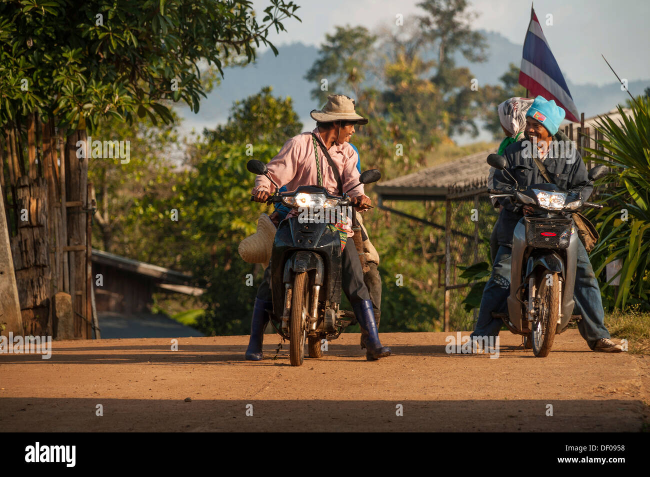 Colle persone della tribù, popolo Lisu, una minoranza etnica, uomini sulle loro moto in un villaggio nel nord della Thailandia, Tailandia, Asia Foto Stock
