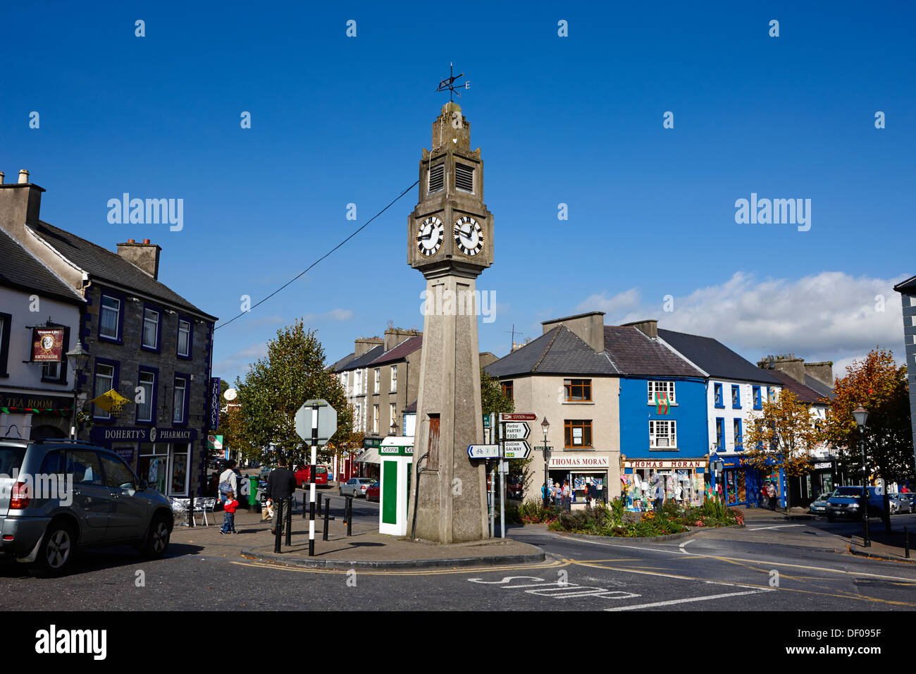 L'orologio in corrispondenza della giunzione di bridge street mill street high street e shop street westport County Mayo Repubblica di Irlanda Foto Stock