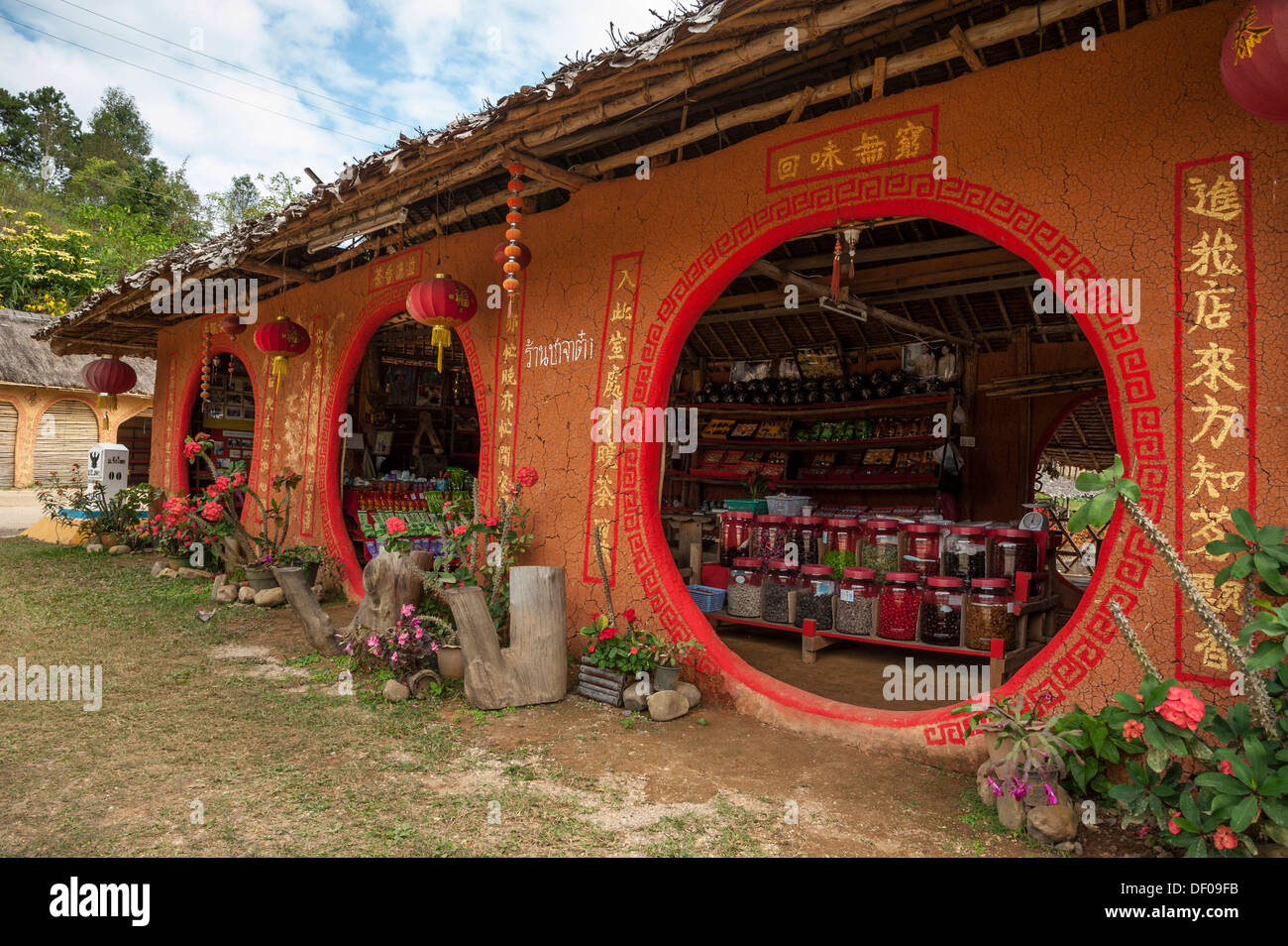 Negozio di tè in un villaggio della minoranza cinese al confine con il Myanmar, Ban Rak Thai o Mae Aw, Thailandia del Nord della Thailandia Foto Stock