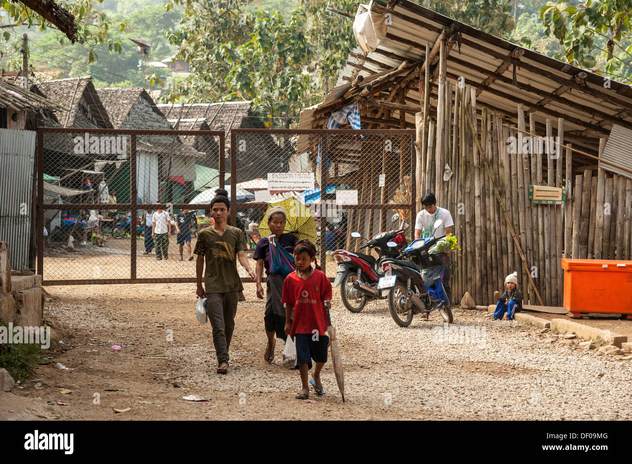 I rifugiati di fronte all'ingresso principale, campo per rifugiati di Mae La, per la tribù Karen vicino a Mae Sot sul confine fra Tailandia e Birmania Foto Stock
