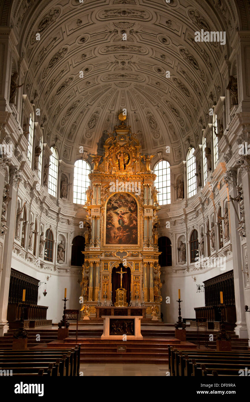 Altare della cattolica chiesa gesuita di San Michele a Monaco di Baviera, Germania Foto Stock