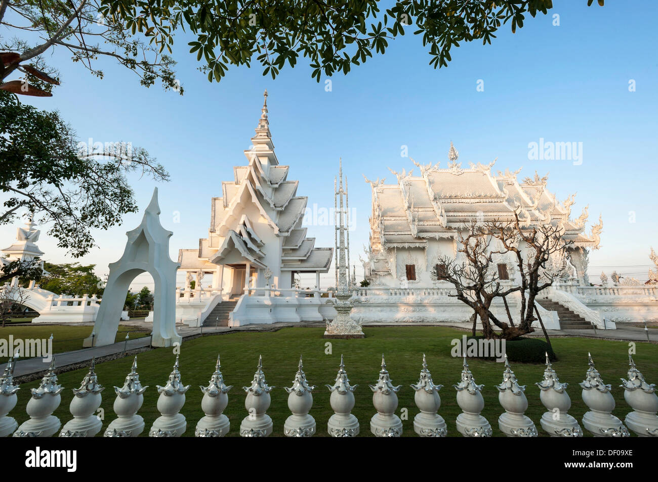 Wat Rong Khun Tempio o Tempio bianco, un tempio Buddhist-Hindu, Chiang Rai, Thailandia del Nord della Thailandia, Asia Foto Stock