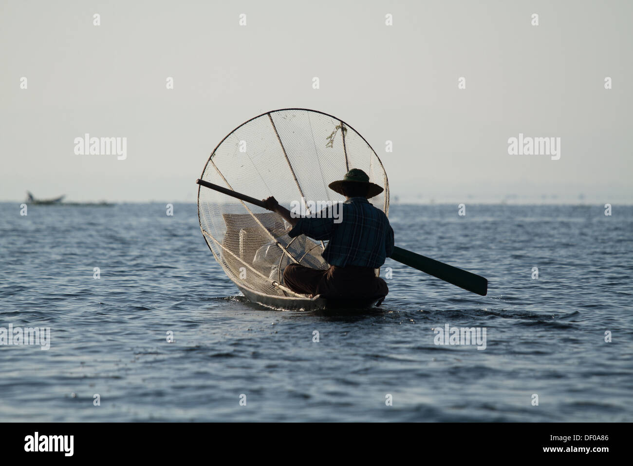 Fisherman canottaggio sul Lago Inle, Myanmar Foto Stock