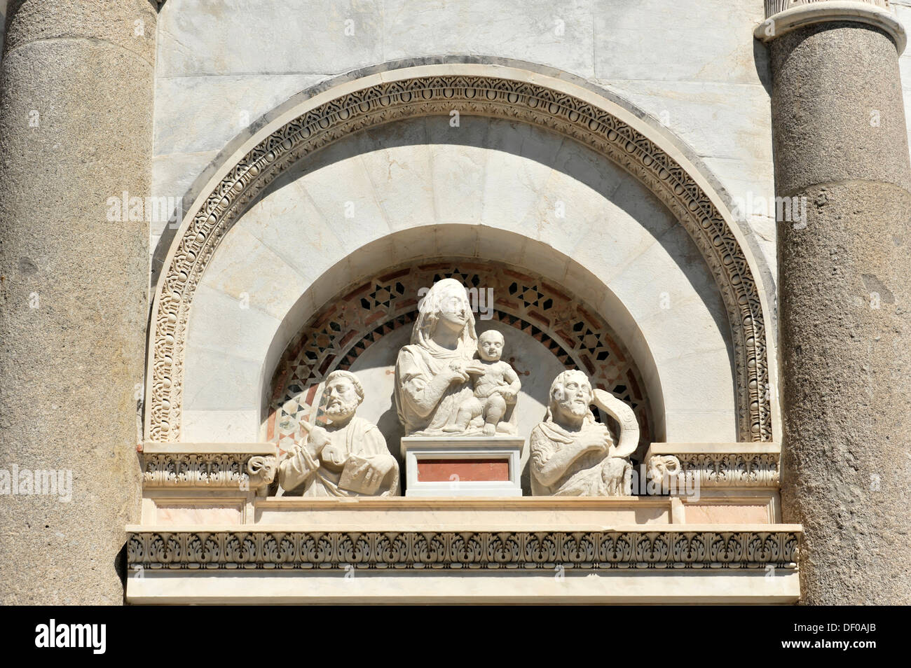 La scultura sopra l'ingresso, il Campanile, la Torre Pendente di Pisa, Sito  Patrimonio Mondiale dell'UNESCO, Pisa, Toscana, Italia, Europa Foto stock -  Alamy