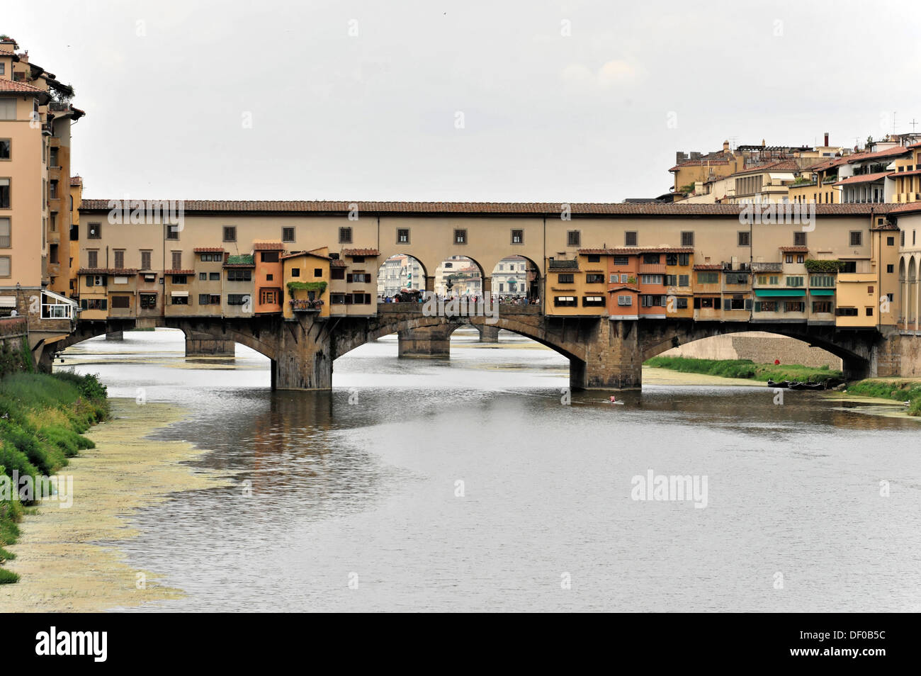 Ponte Vecchio, il più antico ponte che attraversa il fiume Arno, costruito nel 1345, Firenze, Toscana, Italia, Europa Foto Stock
