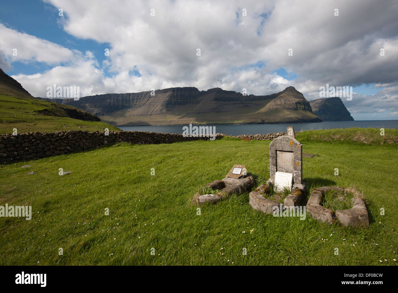 Antiche tombe in un piccolo cimitero vicino al mare, Vidareidi, Viðareiði, Isole Faerøer, Danimarca, Nord Europa, Europa Foto Stock