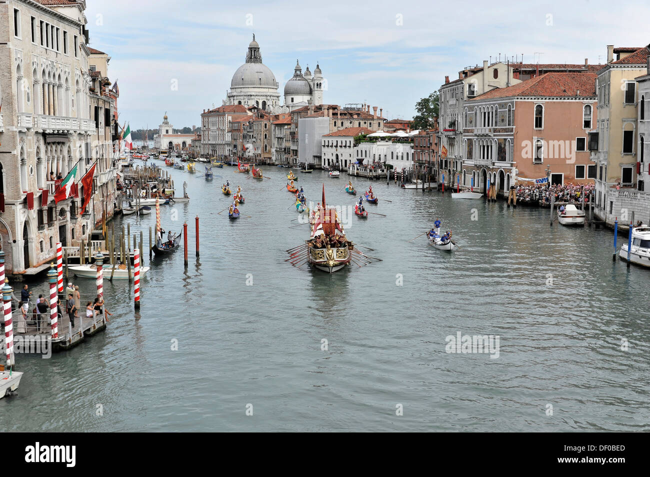 Festival in Gondola a Venezia, Regata Storica 2012, il corteo storico di imbarcazioni storiche attraverso il Grand Canal, Venezia, Veneto Foto Stock