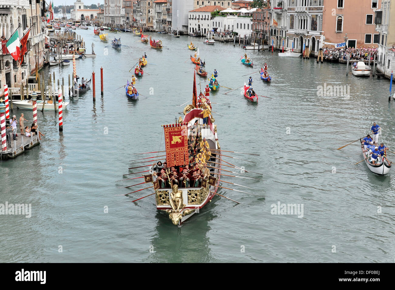 Festival in Gondola a Venezia, Regata Storica 2012, il corteo storico di imbarcazioni storiche attraverso il Grand Canal, Venezia, Veneto Foto Stock