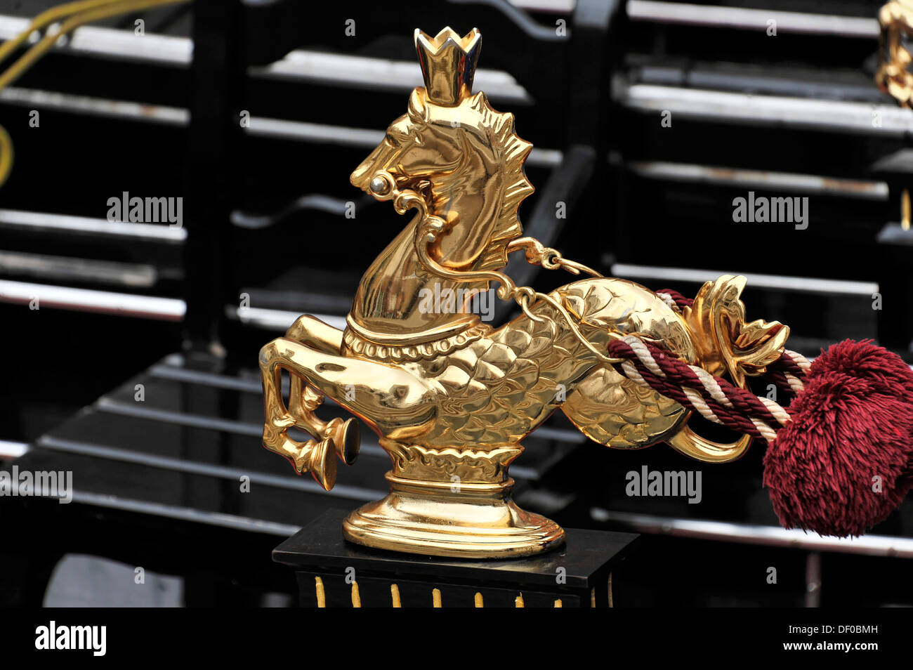 La figura su una gondola, vista in dettaglio di una gondola, Grand Canal, lungo il Canal Grande Venezia, Veneto, Italia, Europa Foto Stock