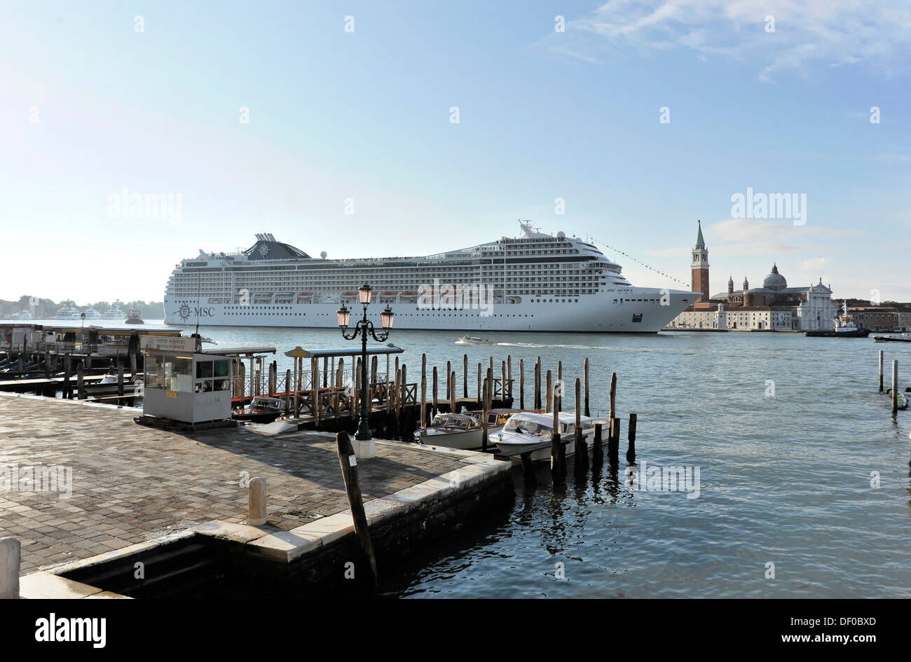 MSC Musica, una nave da crociera, costruito nel 2006, 293.8 m, 3018 passeggeri, arrivando, Venezia, Veneto, Italia, Europa Foto Stock