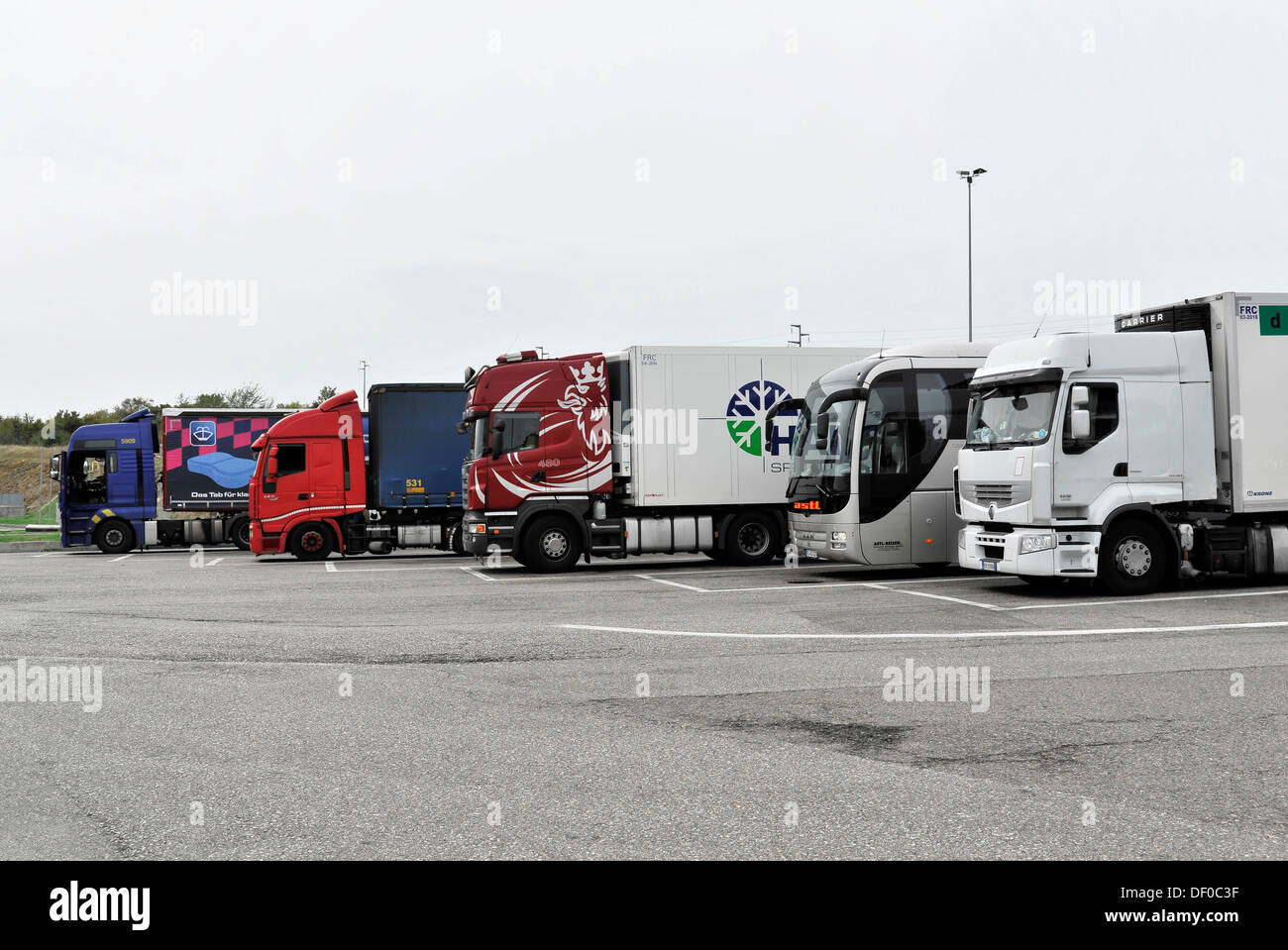 Arresto carrello, camion in corrispondenza di una stazione di servizio vicino a Modena, Italia, Europa Foto Stock